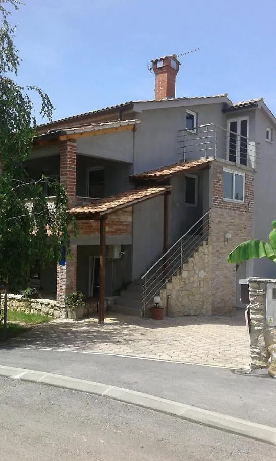 Apartmani Memic 100 M Do Plaze, Apartments Memic Only 100M From Beach Poreč
