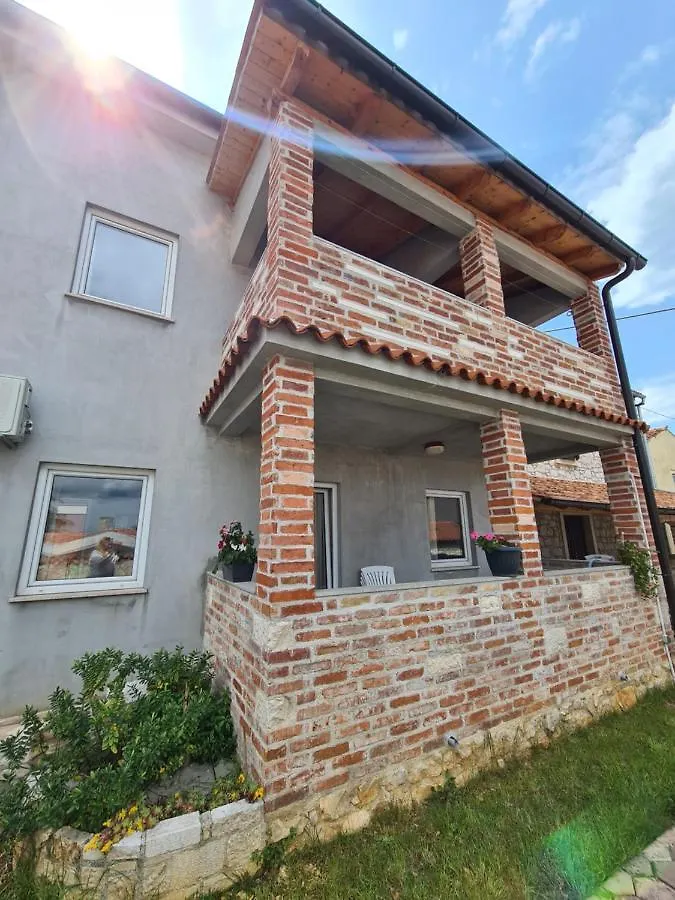Apartmani Memic 100 M Do Plaze, Apartments Memic Only 100M From Beach Poreč