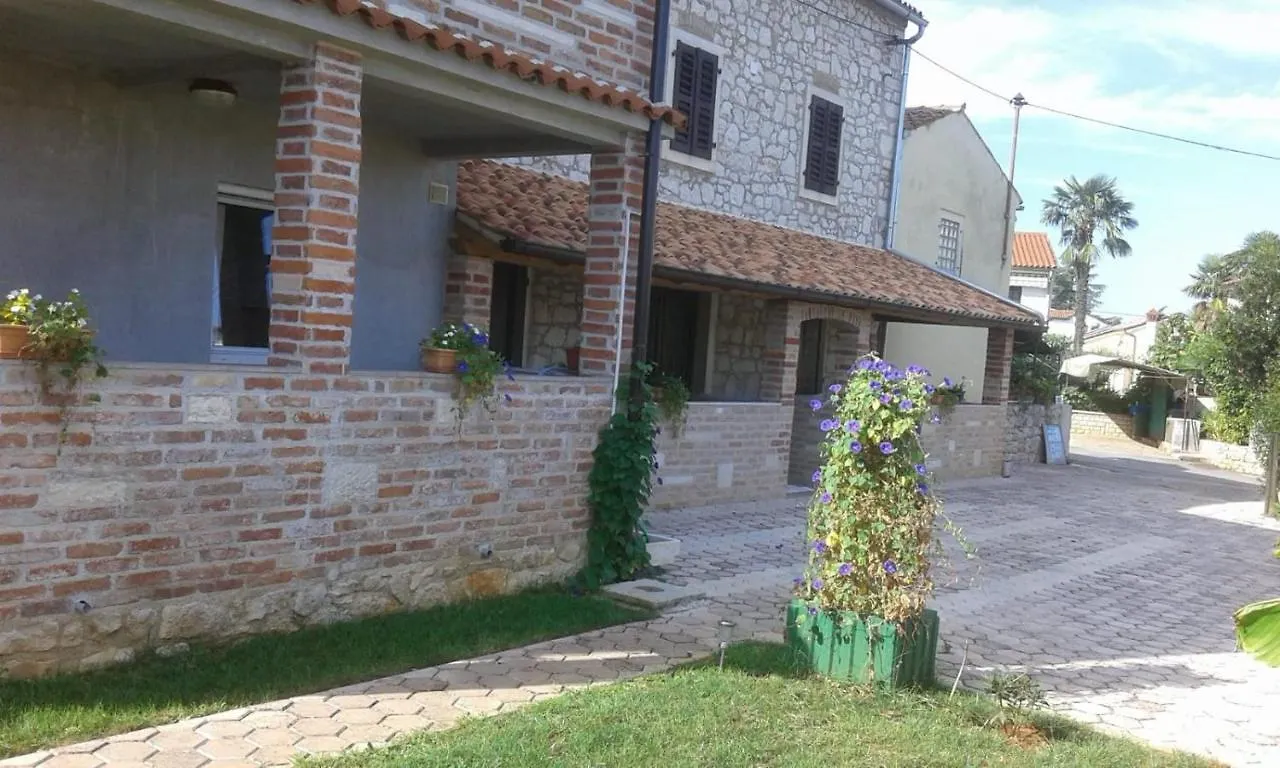 Apartmani Memic 100 M Do Plaze, Apartments Memic Only 100M From Beach Porec Croatia