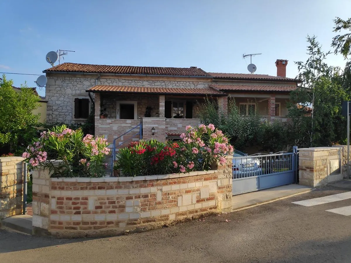 Apartmani Memic 100 M Do Plaze, Apartments Memic Only 100M From Beach Poreč 0*,