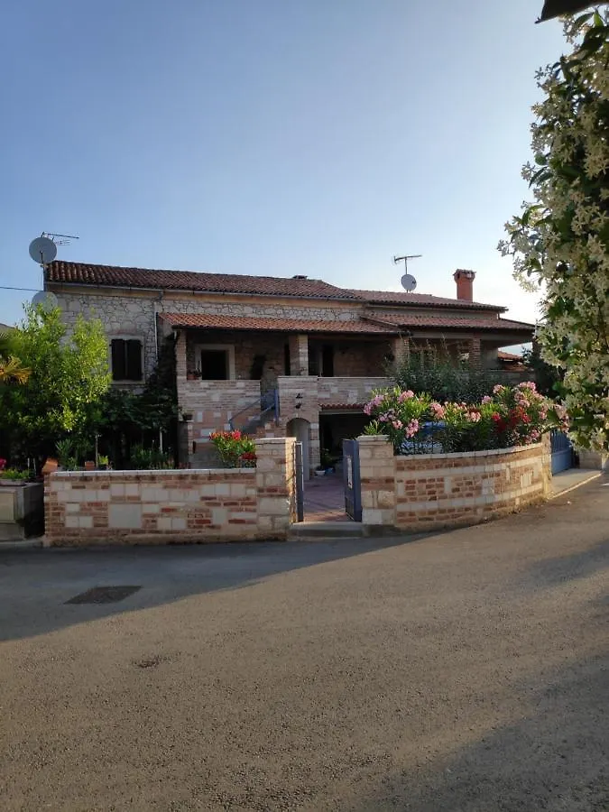 Apartmani Memic 100 M Do Plaze, Apartments Memic Only 100M From Beach Porec