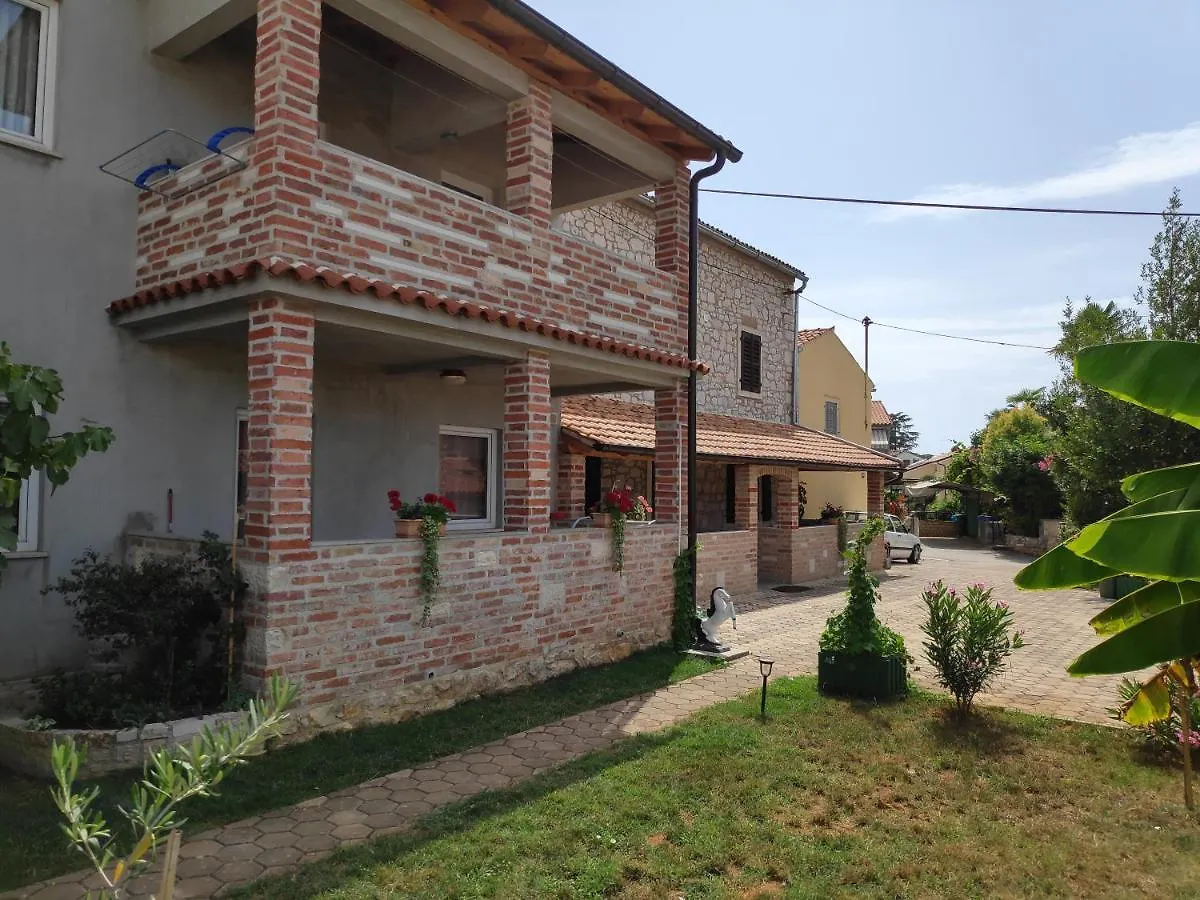 Apartmani Memic 100 M Do Plaze, Apartments Memic Only 100M From Beach Porec Croatia