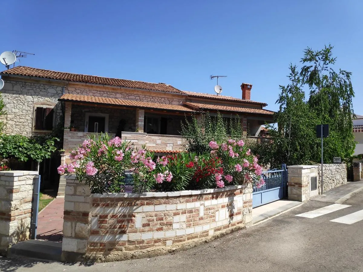 Apartmani Memic 100 M Do Plaze, Apartments Memic Only 100M From Beach Poreč